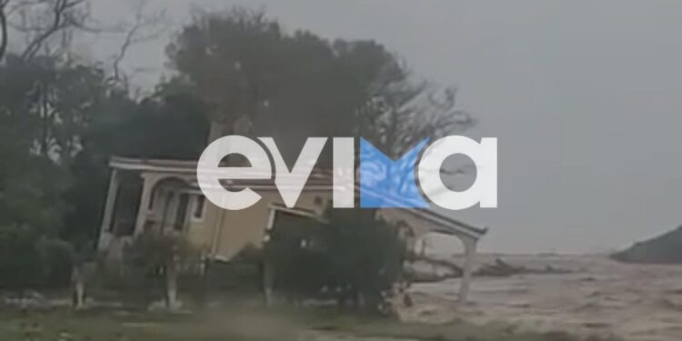 Κακοκαιρία Elias: Συγκλονιστικό βίντεο δείχνει σπίτι στην Εύβοια να παρασύρεται από τα ορμητικά νερά (video)