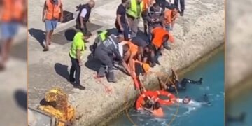 Τήνος: Γυναίκα έπεσε στη θάλασσα κατά την επιβίβαση στο πλοίο – Δείτε βίντεο
