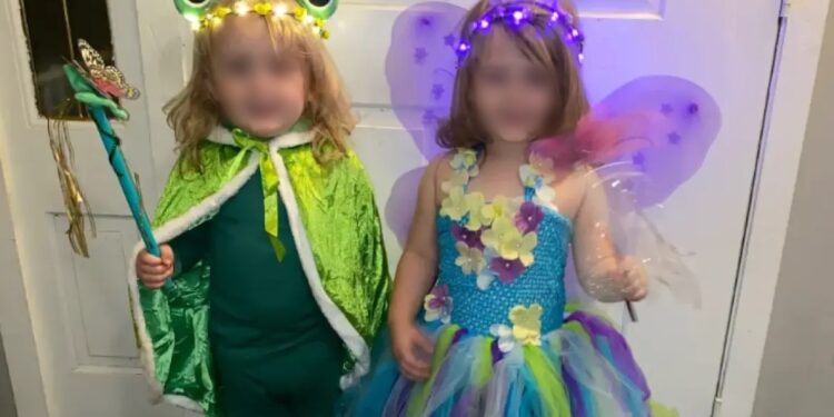 Alldaynews.gr Τραγωδία με δίδυμα αδελφάκια: Αποκοιμήθηκαν αγκαλιασμένα σε ξύλινο μπαούλο και πέθαναν από ασφυξία