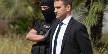 Συγκλονίζει ο πατέρας της Καρολάιν για τον Μπάμπη Αναγνωστόπουλο: «Θα είναι με άλλους δολοφόνους, διεστραμμένους, ψυχοπαθείς»