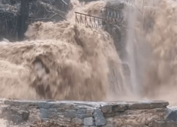 Κακοκαιρία Daniel: Πάρκινγκ μετατράπηκε σε καταρράκτη – Βίντεο που σοκάρει