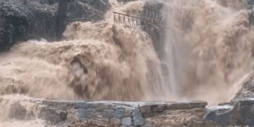 Alldaynews.gr Κακοκαιρία Daniel: Πάρκινγκ μετατράπηκε σε καταρράκτη – Βίντεο που σοκάρει