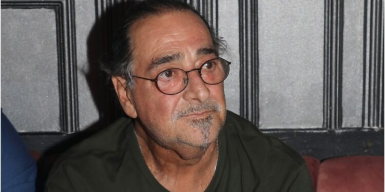 Alldaynews.gr Παλεύει γενναία για τη ζωή του ο Βασίλης Καρράς: Αν δεν τα καταφέρει ζήτησε να είναι όλοι ντυμένοι στα λευκά και αντί για δάκρυα να ακούγονται μπουζούκια και τραγούδια