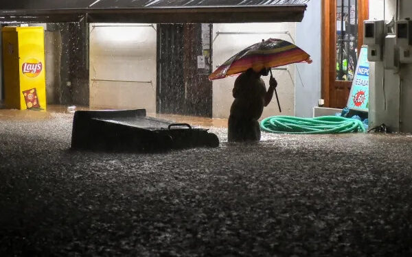 Alldaynews.gr Ανεξέλεγκτη η κατάσταση στον Βόλο – «Κλειστείτε σπίτια σας, ανεβείτε σε ορόφους», λέει ο Μπέος