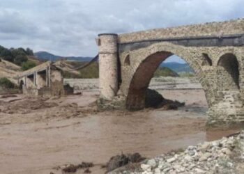 Κατέρρευσε το ιστορικό γεφύρι της Σαρακίνας – Άντεξε 5 αιώνες αλλά δεν γλίτωσε από την κακοκαιρία Daniel (video)