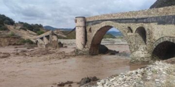 Alldaynews.gr Κατέρρευσε το ιστορικό γεφύρι της Σαρακίνας – Άντεξε 5 αιώνες αλλά δεν γλίτωσε από την κακοκαιρία Daniel (video)