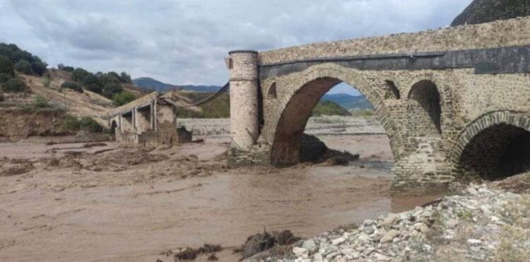 Alldaynews.gr Κατέρρευσε το ιστορικό γεφύρι της Σαρακίνας – Άντεξε 5 αιώνες αλλά δεν γλίτωσε από την κακοκαιρία Daniel (video)