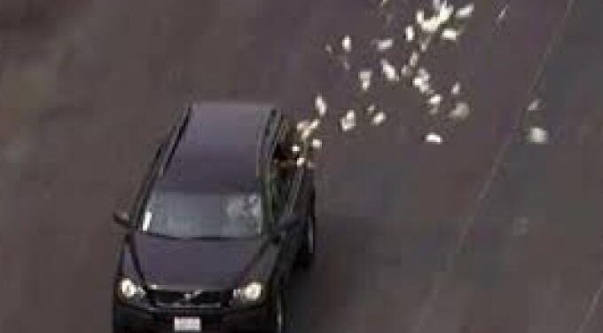 Διαρρήκτες φούρνου πετούσαν 50ευρα στον δρόμο στην καταδίωξη με τους άνδρες της ΔΙΑΣ