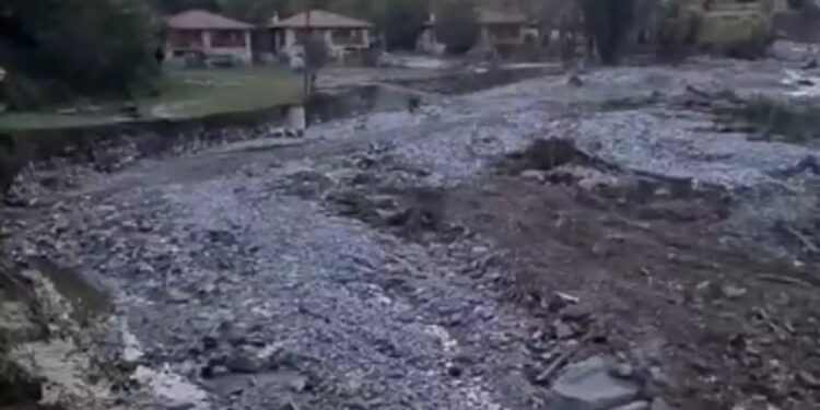 Νέες απόκοσμες εικόνες σε Τρίκαλα και Καρδίτσα: Άνοιξε η γη και «κατάπιε» κεντρικό δρόμο και ένα ολόκληρο σπίτι