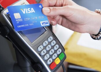 Αυτά είναι τα επιδόματα που θα δίνονται αποκλειστικά με χρεωστική κάρτα