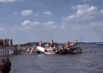 Κατέρρευσε μώλος: 60 άτομα κατέληξαν στο νερό (video)