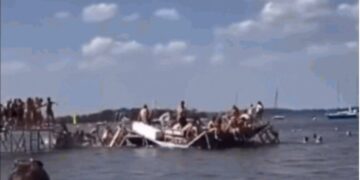 Alldaynews.gr Κατέρρευσε μώλος: 60 άτομα κατέληξαν στο νερό (video)