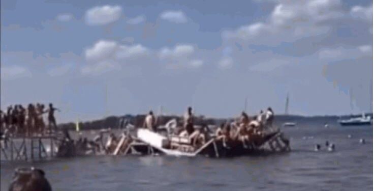 Alldaynews.gr Κατέρρευσε μώλος: 60 άτομα κατέληξαν στο νερό (video)