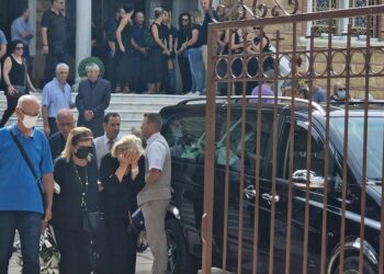 Alldaynews.gr Έγκλημα στη Θεσσαλονίκη: «Γιατί το έκανες αυτό» – «Παγωμάρα» στην κηδεία του αστυνομικού που σκότωσε την πρώην σύζυγό (φωτο, video)