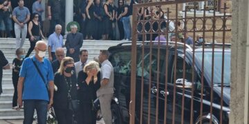 Alldaynews.gr Έγκλημα στη Θεσσαλονίκη: «Γιατί το έκανες αυτό» – «Παγωμάρα» στην κηδεία του αστυνομικού που σκότωσε την πρώην σύζυγό (φωτο, video)