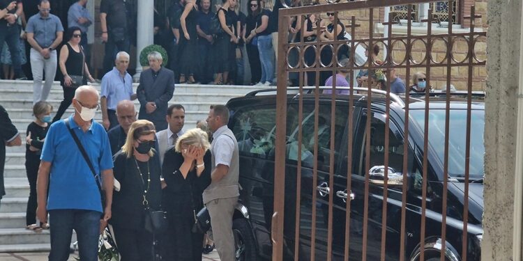 Alldaynews.gr Έγκλημα στη Θεσσαλονίκη: «Γιατί το έκανες αυτό» – «Παγωμάρα» στην κηδεία του αστυνομικού που σκότωσε την πρώην σύζυγό (φωτο, video)