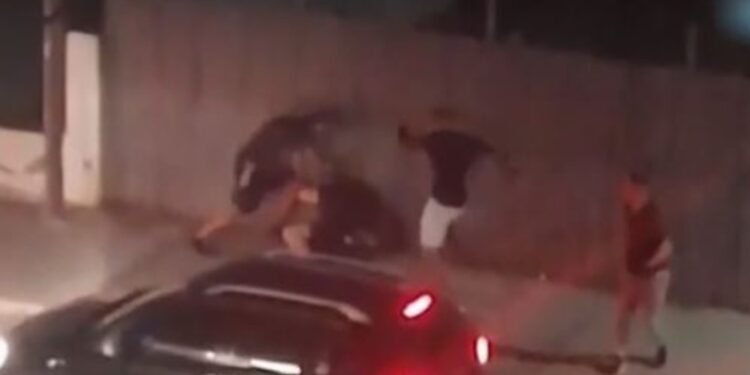 Alldaynews.gr Βίντεο- ντοκουμέντο από την άγρια συμπλοκή στην Κηφισιά: «30 άτομα τους χτυπούσαν με καδρόνια» (video)