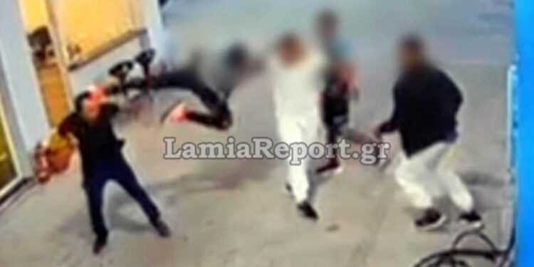 Λαμία: Άγριος ξυλοδαρμός καρκινοπαθή που αρνήθηκε να βάλει δωρεάν βενζίνη σε Ρομά – Βίντεο ντοκουμέντο