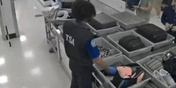 Alldaynews.gr Έτσι ξαφρίζουν τις τσάντες στον έλεγχο αποσκευών οι υπάλληλοι αεροδρομίου (video)