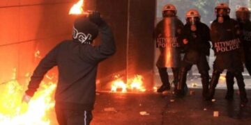 Alldaynews.gr Επεισόδια στου Ζωγράφου – Φωτιές έξω από τη φοιτητική εστία στα Ιλίσια