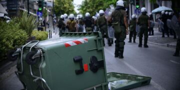 Πεδίο μάχης το κέντρο της Λάρισας – Σοβαρά επεισόδια κατά την Πανθεσσαλική πορεία διαμαρτυρίας[video]