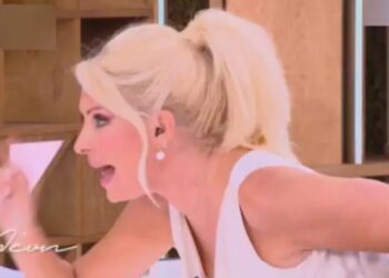 Ελένη Μενεγάκη: Σοκ με πρωτοφανή αιφνιδιασμό στον αέρα – Στήλη άλατος ο Ουγγαρέζος[video]