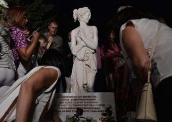 Alldaynews.gr Αργυρούπολη: Μνημείο για την 41χρονη Όλγα που πέθανε μετά τον άγριο ξυλοδαρμό από τον σύντροφό της