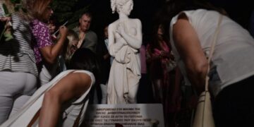 Alldaynews.gr Αργυρούπολη: Μνημείο για την 41χρονη Όλγα που πέθανε μετά τον άγριο ξυλοδαρμό από τον σύντροφό της