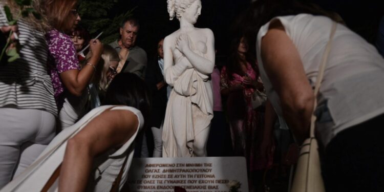 Alldaynews.gr Αργυρούπολη: Μνημείο για την 41χρονη Όλγα που πέθανε μετά τον άγριο ξυλοδαρμό από τον σύντροφό της