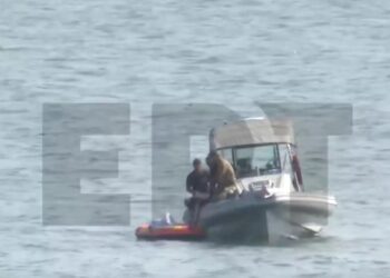 Alldaynews.gr ΕΚΤΑΚΤΟ: Ανασύρθηκε νεκpός ο πιλότος του ελικοπτέρου που κατέπεσε στη θάλασσα – Τα πρώτα πλάνα