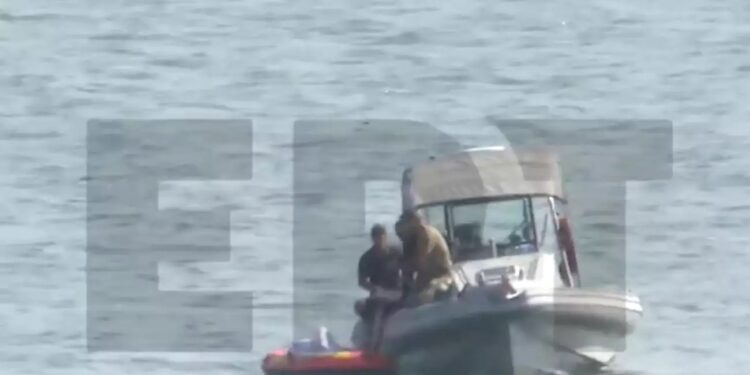 Alldaynews.gr ΕΚΤΑΚΤΟ: Ανασύρθηκε νεκpός ο πιλότος του ελικοπτέρου που κατέπεσε στη θάλασσα – Τα πρώτα πλάνα