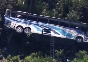 Δύο οι νεκροί από το τροχαίο με μαθητές Λυκείου – Ο οδηγός του λεωφορείου έχασε τον έλεγχο όταν έσκασε το λάστιχο