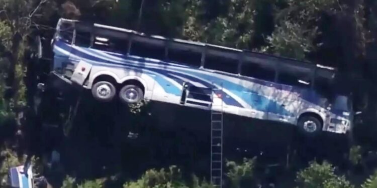 Alldaynews.gr Δύο οι νεκροί από το τροχαίο με μαθητές Λυκείου – Ο οδηγός του λεωφορείου έχασε τον έλεγχο όταν έσκασε το λάστιχο