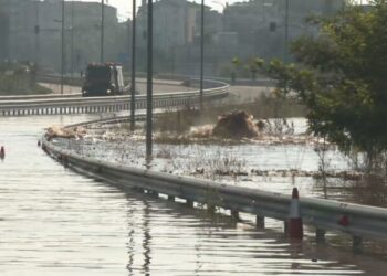 Κακοκαιρία Daniel: Υπερχειλίζει ο Πηνειός, έσπασε αγωγός – Εκκενώνονται χωριά της Λάρισας, μπήκαν νερά στην πόλη
