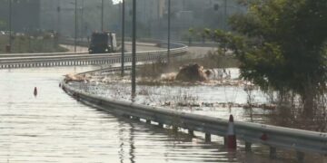 Κακοκαιρία Daniel: Υπερχειλίζει ο Πηνειός, έσπασε αγωγός – Εκκενώνονται χωριά της Λάρισας, μπήκαν νερά στην πόλη