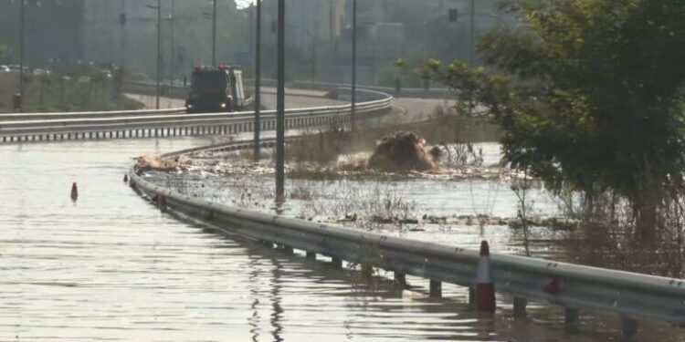 Κακοκαιρία Daniel: Υπερχειλίζει ο Πηνειός, έσπασε αγωγός – Εκκενώνονται χωριά της Λάρισας, μπήκαν νερά στην πόλη