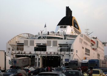 Άφησαν έξω από το πλοίο για Κρήτη μητέρα με δυο παιδιά γιατί δεν είχε πιστοποιητικά ότι ήταν δικά της