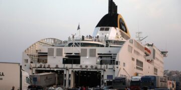 Άφησαν έξω από το πλοίο για Κρήτη μητέρα με δυο παιδιά γιατί δεν είχε πιστοποιητικά ότι ήταν δικά της