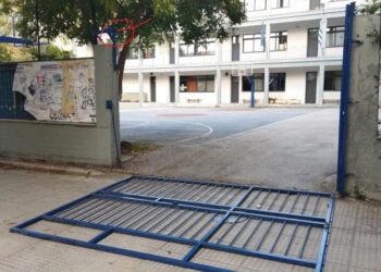 Κατέρρευσε καγκελόπορτα σχολείου: Χτύπησε καθηγήτρια στο κεφάλι