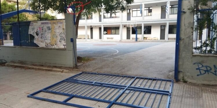 Κατέρρευσε καγκελόπορτα σχολείου: Χτύπησε καθηγήτρια στο κεφάλι