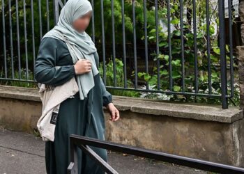 Πατέρας απείλησε να σκοτώσει λυκειάρχη επειδή απαγόρευσε στην κόρη του να κάνει μάθημα με αμπάγια