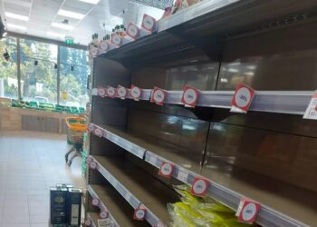 Άδεια ράφια σε σούπερ μάρκετ της Λάρισας με ελλείψεις σε τρόφιμα, φάρμακα και καύσιμα (φωτο, video)