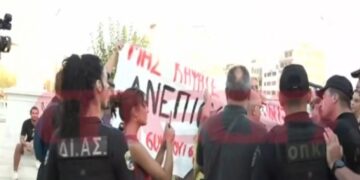 Alldaynews.gr Ένταση έξω από το Δημαρχείο, όπου βρίσκεται ο Πρωθυπουργός: Πολίτες και αστυνομία πιάστηκαν στα χέρια (vids)