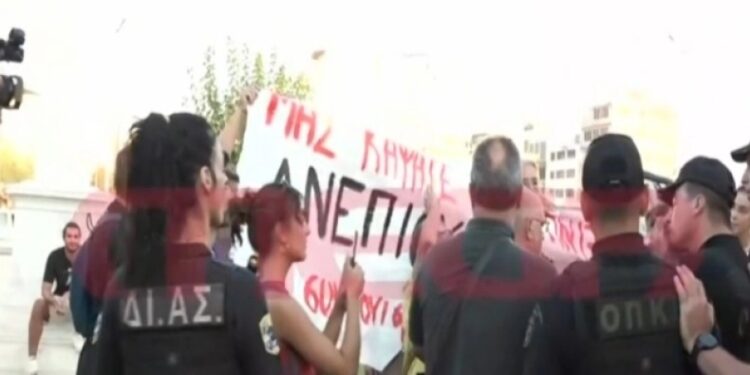 Alldaynews.gr Ένταση έξω από το Δημαρχείο, όπου βρίσκεται ο Πρωθυπουργός: Πολίτες και αστυνομία πιάστηκαν στα χέρια (vids)