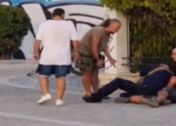 Σάλoς με τη βίαιη σύλληψη διανομέα στην Εύβοια: «Δεν θα ανεχτούμε τέτοιου είδους συμπεριφορές» λένε οι εργαζόμενοι (video)