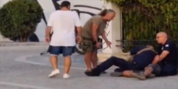 Alldaynews.gr Σάλoς με τη βίαιη σύλληψη διανομέα στην Εύβοια: «Δεν θα ανεχτούμε τέτοιου είδους συμπεριφορές» λένε οι εργαζόμενοι (video)