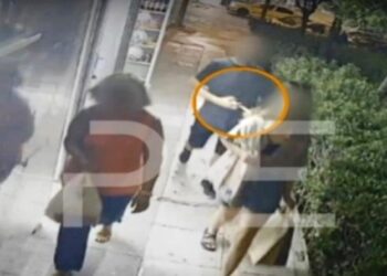 Alldaynews.gr Σοκ στην Καισαριανή: Κοπέλα δέχεται επίθεση από άντρα με σύριγγα που περιείχε λευκό υγρό – Την τρύπησε στο πόδι (video)