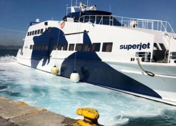 Επιβάτιδα πλοίου παραπάτησε και έπεσε στη θάλασσα – Βούτηξε ναύτης της SEAJETS και την έσωσε