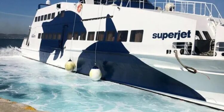 Alldaynews.gr Επιβάτιδα πλοίου παραπάτησε και έπεσε στη θάλασσα – Βούτηξε ναύτης της SEAJETS και την έσωσε