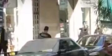 Alldaynews.gr Πειραιάς: «Πριν από δυο μήνες είχε ξαπλώσει στη μέση του πάρκινγκ, τον ενοχλούσε μέχρι και ο κομμωτής της γειτονιάς» (video)